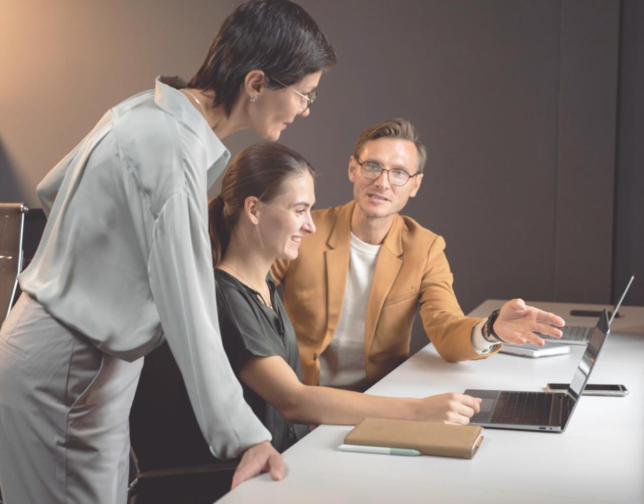 Finanzplanung Arbeitsplatz mit Diagrammen und Berechnungen